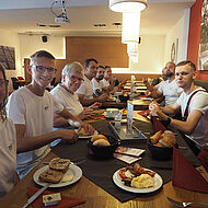 Mitarbeiter von Malermeister Zilch beim Frühstück im Restaurant Lebenswert in Aschaffenburg