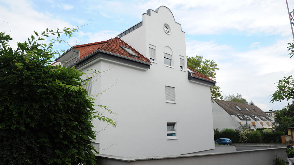 Frisch in strahlendem weiß gestrichenes Einfamilienhaus