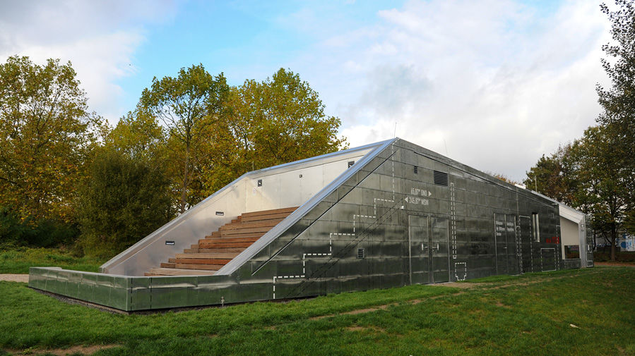 Offenbacher Wetterpark mit neuer Fassadengestaltung erstrahlt in glänzendem Silber